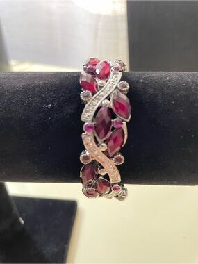Sparkling Garnet-Red Crystal Leaf Bracelet